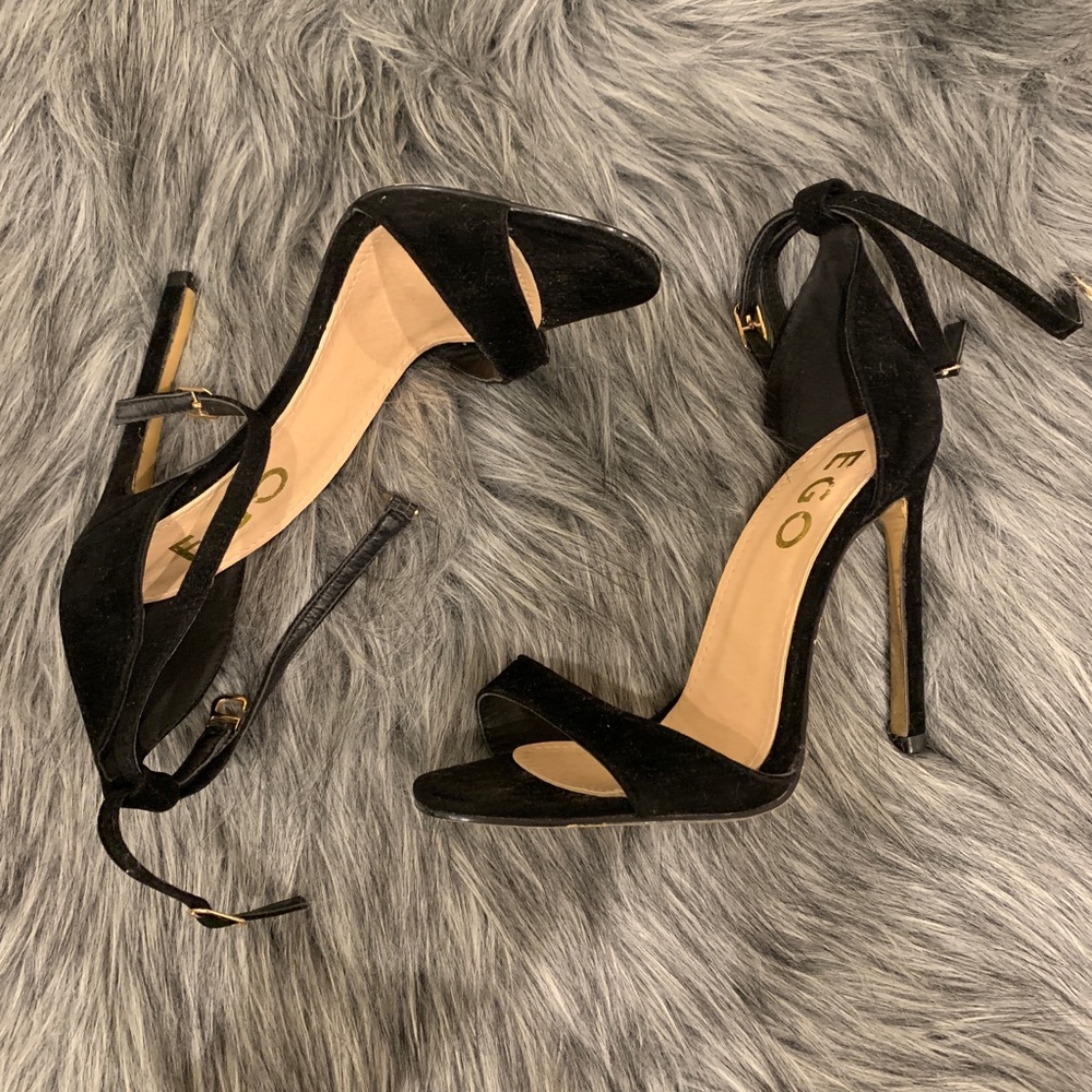 Black strapy heel, NEVER WORN. size 7